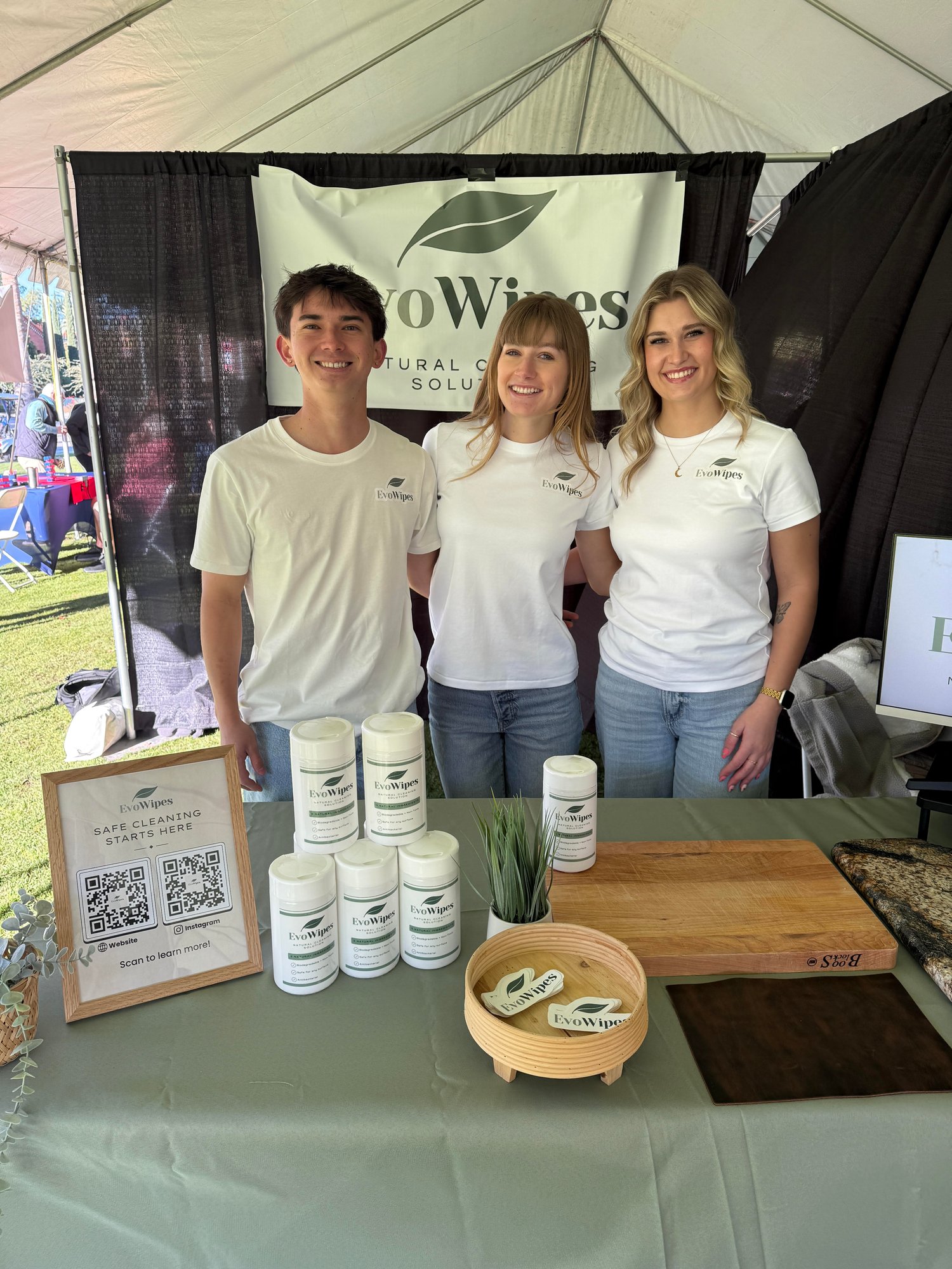 evowipes_teampic_booth evowipes_teampic_booth